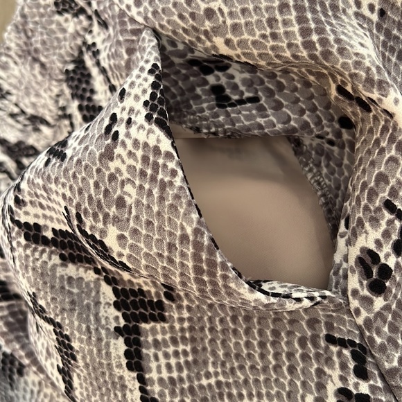 EXPRESS HIGH WAISTED SNAKESKIN PRINT JOGGER PANT. BLACK/ WHITE. XS - Picture 7 of 7